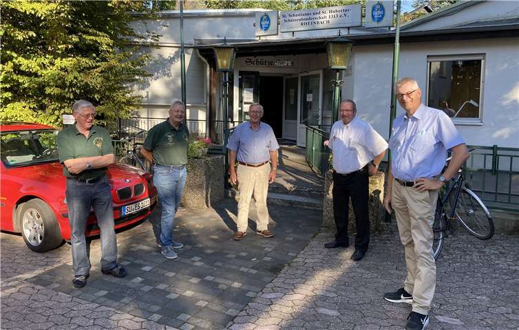 Besuch bei der Schützenfamilie: Der überparteiliche Bürgermeisterkandidat Ludger Banken zu Gast bei den Schützen in Rheinbach.Foto: privat