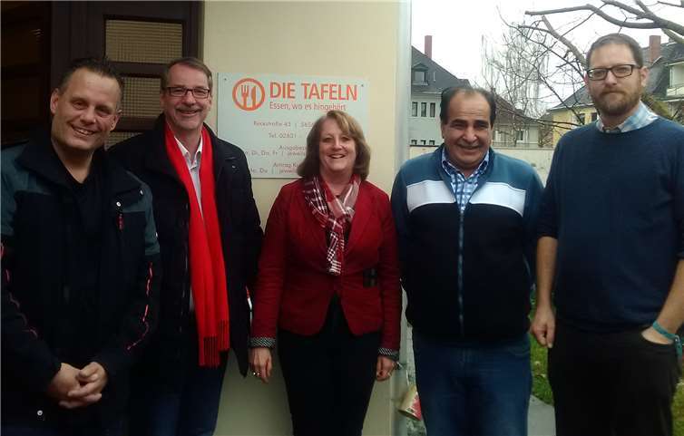 Besuch bei der Tafel Neuwied: Markus Ohlschläger, Sven Lefkowitz, Elisabeth Adrian und Mitarbeiter. Foto: Wahlkreisbüro