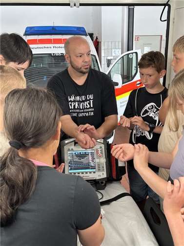 DRK-Rettungswache Koblenz begeistert Schülerinnen und Schüler der 5. Klasse Besuch beim DRK macht Lust auf mehr im neuen Schuljahr
