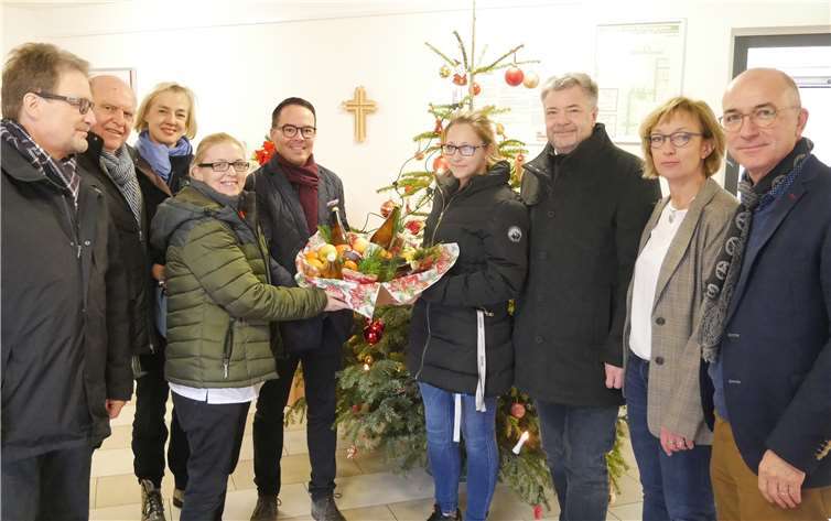 Besuch der CDU im Johanniter-Stift: Sandy Helbig (Vierte von links) und Nancy Christmann-Meijer (Vierte von rechts) gehörten an Heiligabend zum diensthabenden Team und freuten sich über einen gut gefüllten Präsentkorb. Im Bild von rechts: Bürgermeister Bert Spilles, CDU-Vorsitzende Katja Kroeger, stellvertretender Bürgermeister Michael Sperling, Fraktionsvorsitzender Joachim Kühlwetter sowie Ariane Stech, Dieter Sossalla und Rainer Friedrich.privat