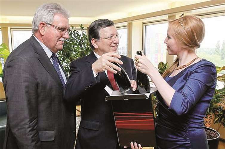 Besuch der Deutschen Weinkönigin Julia Bertram (r.) bei Kommissionspräisdent José Manuel Baroso (m.) und Werner Langen, MdEP (l.). privat