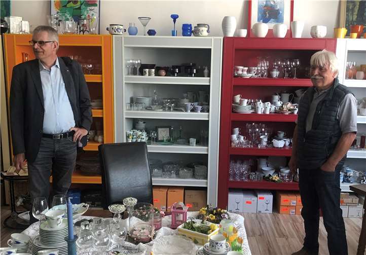 Besuch der Geschirrsammlung im Möbellager. Foto: privat