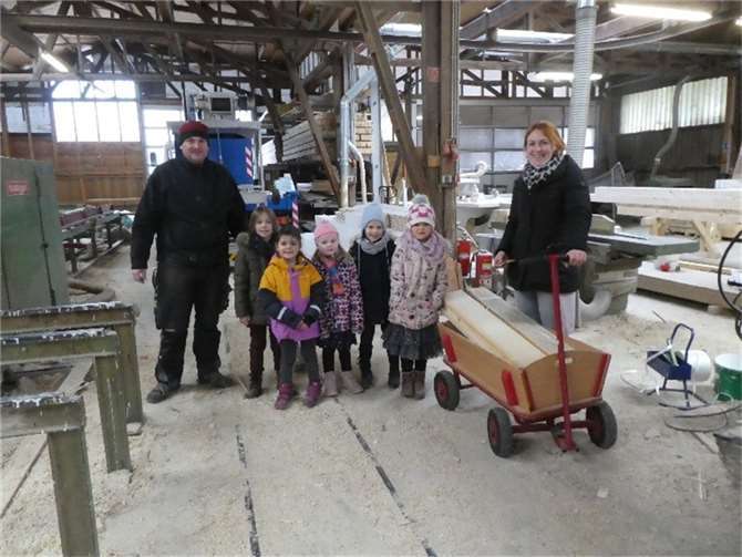 Besuch der Igelgruppe bei der Zimmerei Stoll.  Fotos: privat