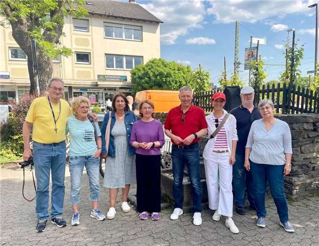 Besuch der SPD Bad Bodendorf am Infostand: (v.l.) Wolfgang Seidenfuß, Astrid Cichuttek-Seidenfuß, Martina Raabe, Susanne Müller, Hartmut Tann, Theresa Ueberbach, Josef Erhardt, Frau Erhardt.  Foto: Stefanie Protz