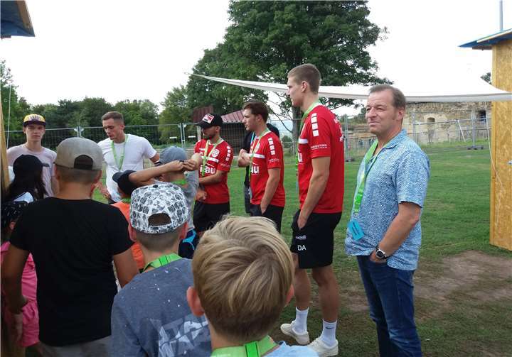 Besuch der Schängelheimer durch Spieler der TuS Rot-Weiß-Koblenz.