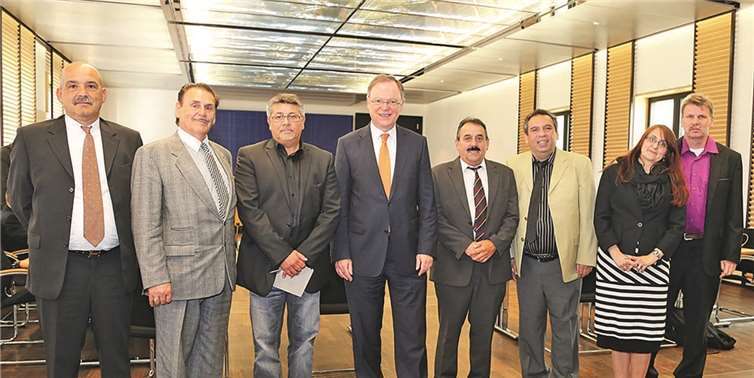 Besuch des 1. Vorsitzenden Albert Munk mit einer Delegation der Sinti Allianz Deutschland im Bundesrat (v.l.) Oskar Weis, Rigo Mettbach, Ricardo Laubinger, Bundesratspräsident Stephan Weil, Albert Munk, Ricardo Lenzi Laubinger, Manja Weis und Ronald Schuhecker. privat