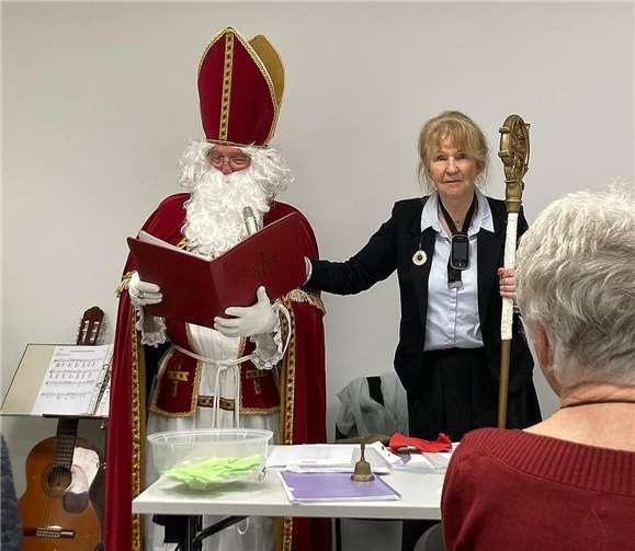 Besuch des Nikolaus, rechts im Bild: Brigitte Hilgert-Becker, erste Vorsitzende.