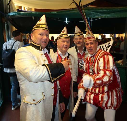 Der Prinz aus Linz für Linz: Norbert II. „vun dr Jass“ Besuch des Viergestirns bei einer karnevalistischen Veranstaltung im November 2023. Von links: Ralf Rondi, Michael (Murmel) Nietzard, Hotti Schreiber und Prinz Norbert II im vollen Ornat