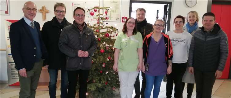 Besuch im Seniorenhaus Johanniter-Stift (von links): Bürgermeister Bert Spilles, CDU-Vorsitzender Rainer Friedrich, Fraktionsvorsitzender Joachim Kühlwetter, Jennifer Schmitz und ihre Kolleginnen Sandy Helbig und Carina Flory vom Mitarbeiterteam, dahinter der stellvertretende Bürgermeister Michael Sperling, die stellvertretende Fraktionsvorsitzende Ariane Stech und CDU-Bürgermeisterkandidat Holger Jung.Foto: privat