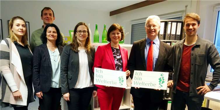 Besuch im Welterbe: Staatssekreträin Nicole Steingaß (dritte v.re.) besuchte den Welterbe Zweckverband in St. Goarshausen, wo sie von Verbandsvorsteher Landrat Frank Puchtler (zweiter v.re.) und den Mitarbeitern begrüßt wurde. (V.li.n.re.) Laura Bier (LEADER-Managerin), Nicole Schuh, Nico Melchior, Nadya König-Lehrmann (alle ZV Welterbe), Staatssekretärin Nicole Steingaß, Verbandsvorsteher Landrat Frank Puchtler sowie Maximilian Siech (ZV Welterbe). Foto: privat