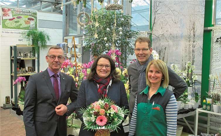 Besuch in der Gärtnerei (v. l.): ZGV-Präsident Jürgen Mertz, Bundesarbeitsministerin Andrea Nahles, Norbert und Christa Hammer. privat