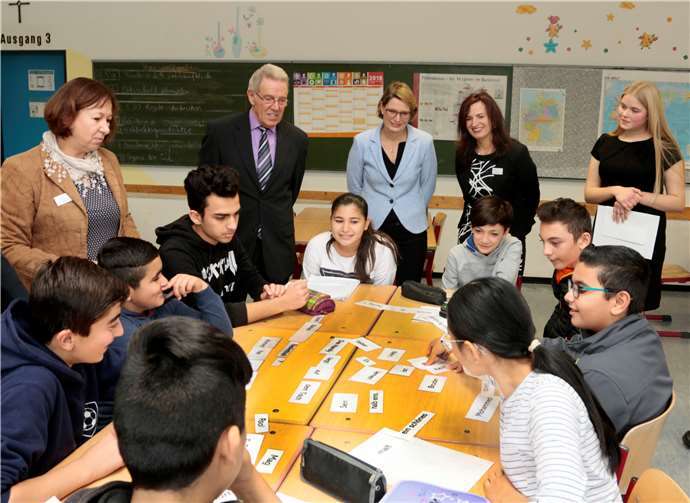 Besuch in der Klasse Deutsch als Zweitsprache. Hier lernen die Schüler neben der deutschen Sprache teilweise auch die lateinische Schrift.