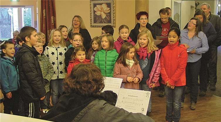 Besuch in der Villa Romantica: Die Drittklässler aus Niederzissen unterhielten die Bewohner mit stimmungsvollen Liedern zur Winterzeit. privat