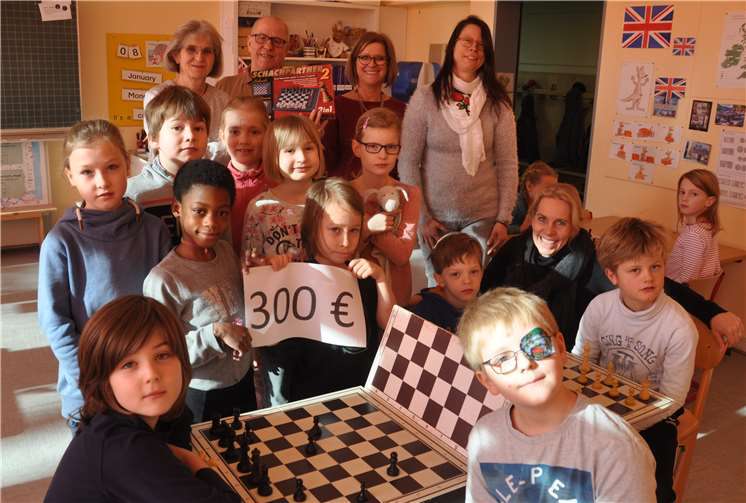 Besuch vom Verein Kaleidoskop bekamen während der Schachstunde die Grundschulkinder aus Altendorf.privat