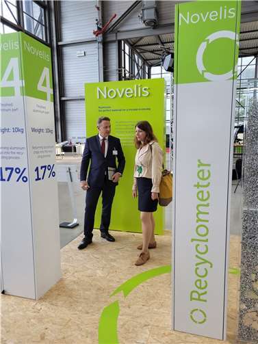 Besuch von Frau Dr. Anna Christmann am Stand von Novelis.