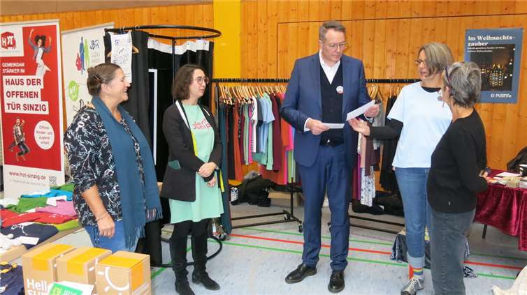 Besuch von MP A. Schweitzer am Stand des Weltladens.