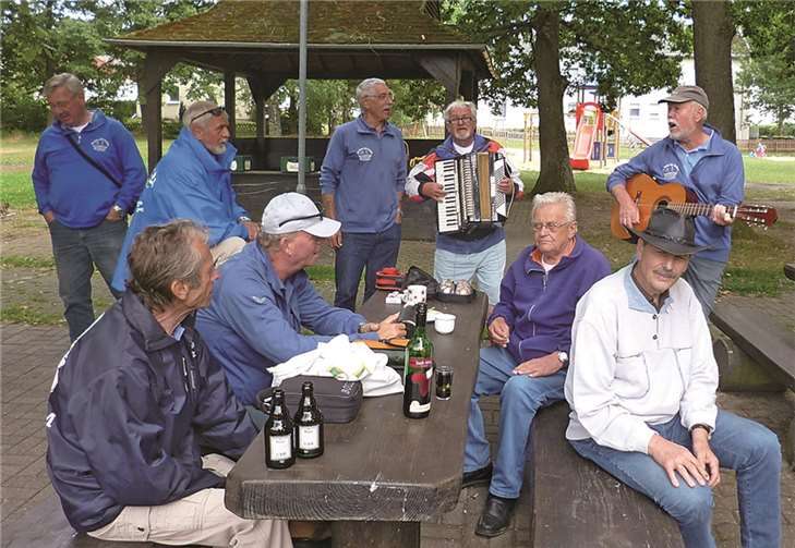 Besuch von der Insel: Leider hatte er sich im Wochenende vertan und so kam der gebürtige Cochemer Günther Ostermann mit seinem Borkumer Bouleclub anstatt zum Weinfest pünktlich zum Brauhecker Clubturnier.Ulli Burkholz