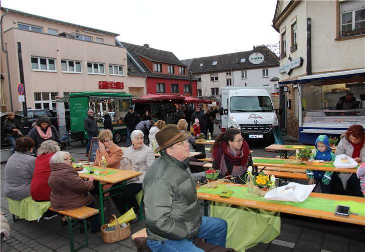 Besucher an der Markttafel.