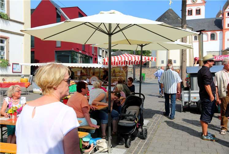 Besucher an der Markttafel. Fotos: GM
