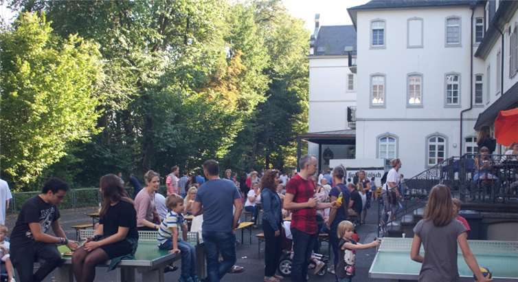 Besucher auf dem Schulhof des Franziskus Gymnasiums.  Malte Harzem