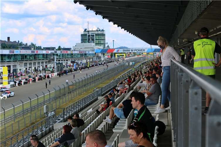 Besucher auf den Tribünen unter Einhaltung der geltenden Corona-Regeln. Foto: Nürburgring