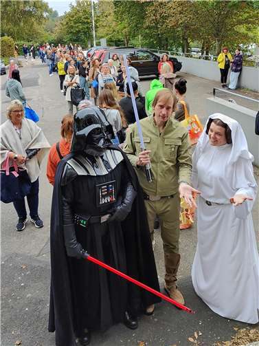 Besucher aus einer weit entfernten Galaxie folgten der Einladung des Jugend- und Kulturzentrums „Zweite Heimat“ und statteten dem Markt einen Besuch ab.  Fotos: Jugend- und Kulturzentrum „Zweite Heimat“/Christian Heller