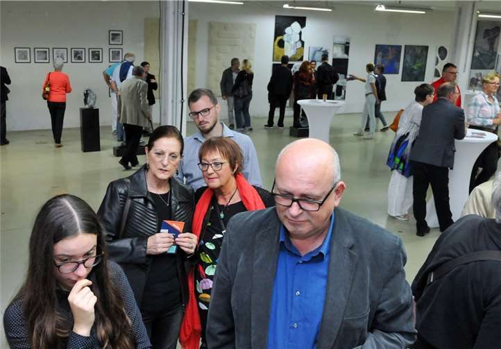 .Besucher beim Betrachten einer Videoinstallation.