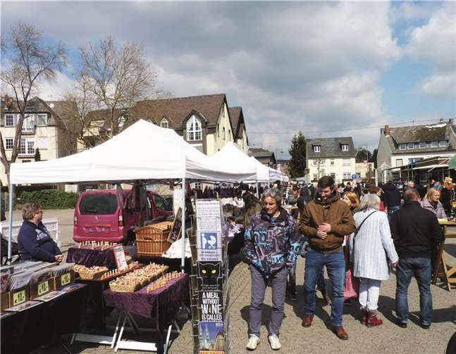 Besucher beim Flanieren über den Marktplatz.
