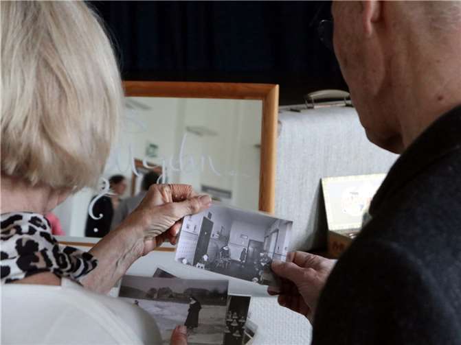 Besucher betrachten Fotos der Ausstellung im Herz-Jesu-Haus Kühr.  Foto: Bistum Trier/Julia Fröder