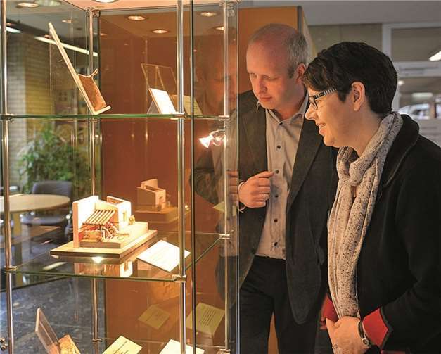 Besucher der Kreisverwaltung können sich zurzeit über „Römer im Ahrtal“ informieren. Marita Cwik-Rosenbach und Dr. Hubertus Ritzdorf haben die Begleitausstellung konzipiert.Kreisverwaltung Ahrweiler