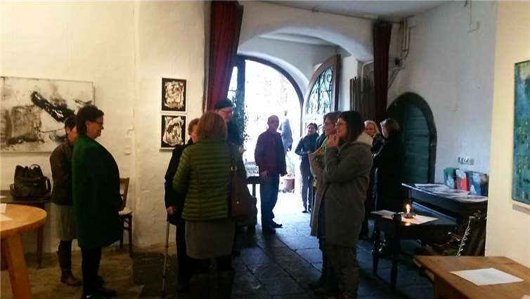 Besucher der Vernissage in der Galerie im Kelterhaus.
