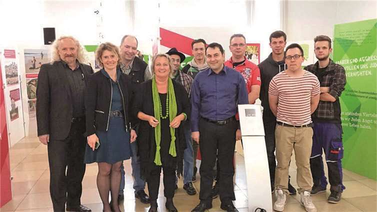 Besucher des Landtages mit Ministern und Abgeordneten.privat