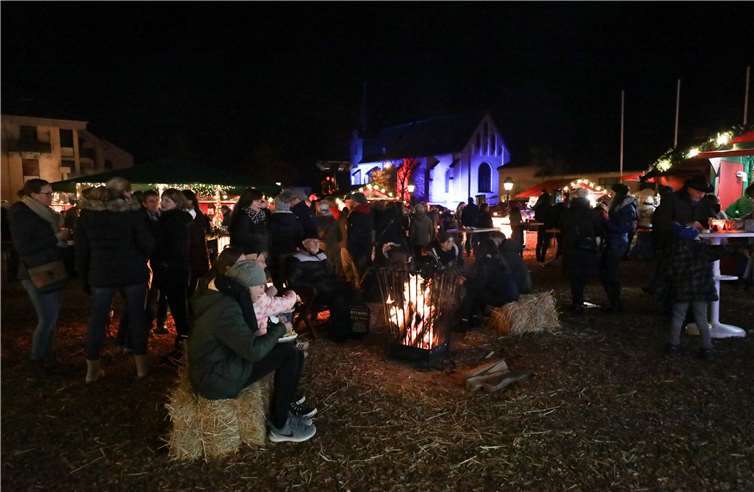 Besucher genossen die wärmenden offenen Feuer.