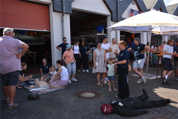 Besucher gewinn Einblick in die Wiederbelebung.