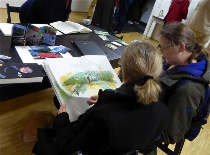 Besucher im Kunstpavillon Burgbrohl beim Bestaunen der Künstlerbücher.  Foto: privat