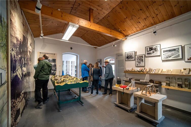 Besucher im Tuffsteinmuseum.