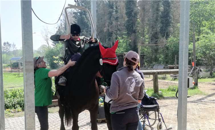 Besucher können die elektrische Aufstiegshilfe ausprobieren. Foto: privat