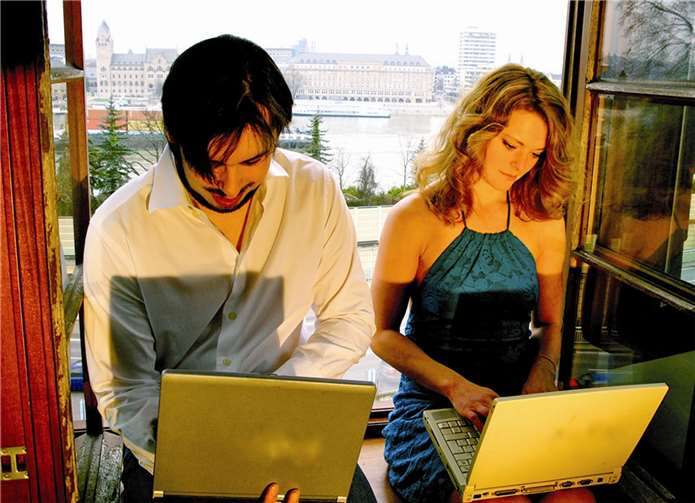 Besucher können sich freuen auf Erika Pötker und Sascha Tiwi in den Rollen der beiden Fernliebenden.privat