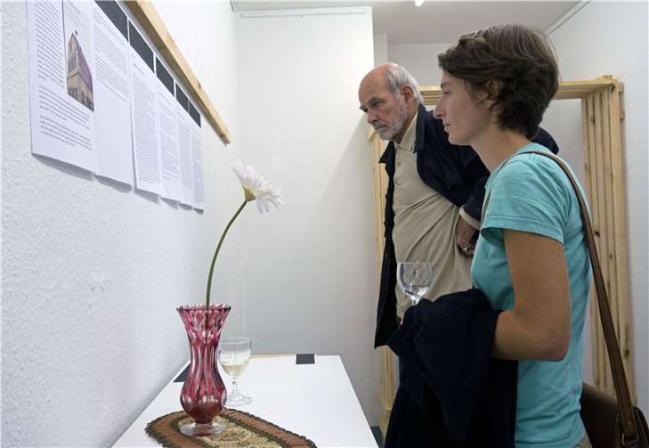 Besucher studieren die Story um Frau Heros.Privat