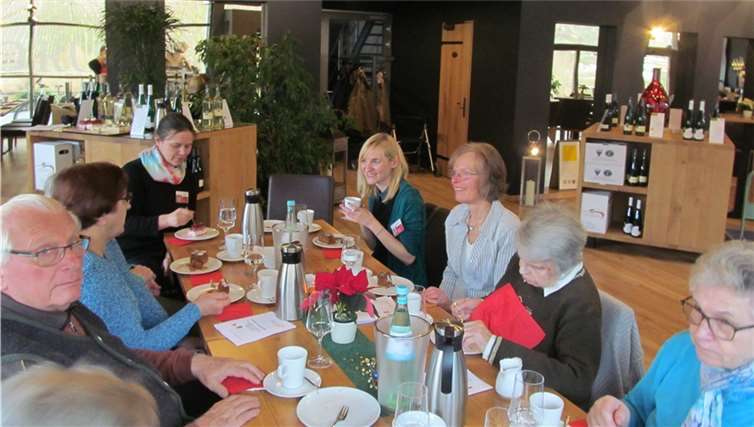 Besucher und Angehörige der Tagesstätte für Senioren saßen im Vino Forum in Ernst zusammen, um gemeinsam einen gemütlichen Adventsnachmittag zu verbringen.privat