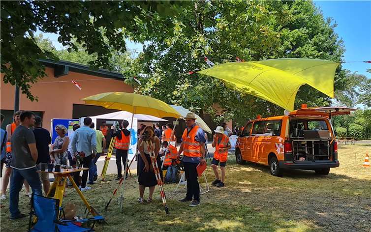 Besucher und Mitarbeitende bei den Mitmach-Aktionen im Außenbereich des LVermGeo. Foto: LVermGeo