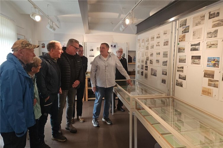 Besucher und Vorstandsmitglieder des LeutesDorfmuseum lassen sichvon Herrn Schirbel (Briefmarkenfreunde Neuwied, 2.v.r.) dieausgestellten Briefe und weitere philatelistische Besonderheiten erklären