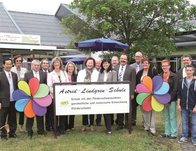 Besucher und prominente Gäste machten sich ein Bild von den Umbau- und Sanierungsmaßnahmen an der Schule.  TE