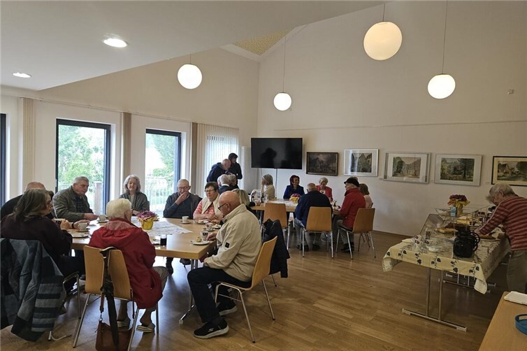 Besucher verweilen bei Kaffee & Kuchen