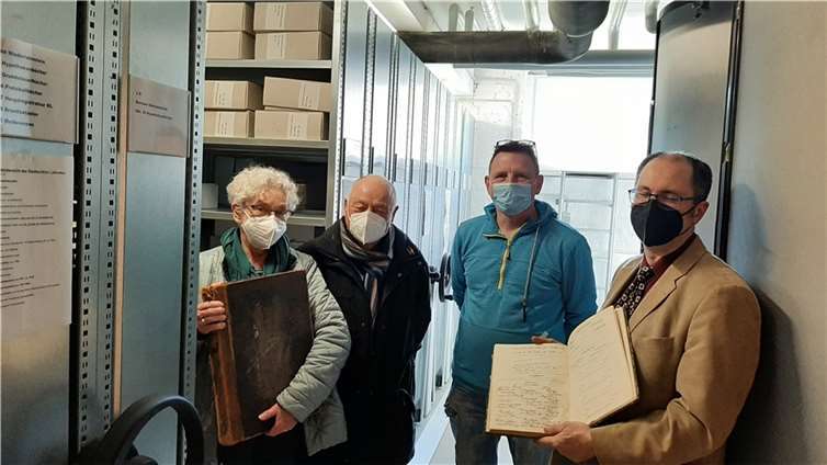 Besucher zum Tag der Archive 2022 im Magazinraum.  Fotos: Stadtarchiv Lahnstein