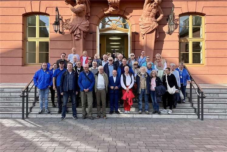 Besuchergruppe mit Wefelscheid vor dem Deutschhaus in Mainz. Foto: Nadine Hörter