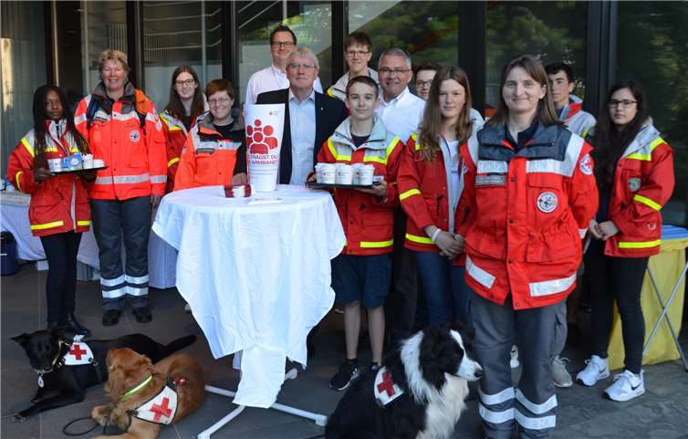 Besucherinnen und Besucher der Siegburger Kreisverwaltung wurden mit einem Becher heißen Kaffees begrüßt. privat
