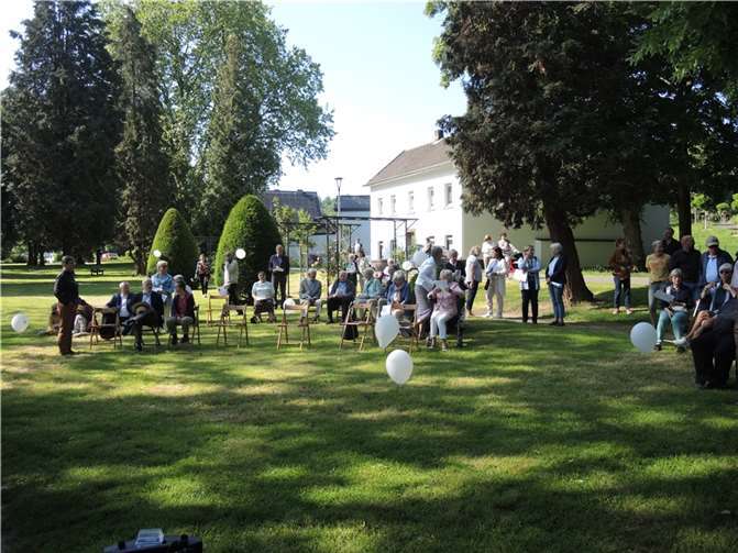 Besucherinnen und Besucher des Gottesdienstes.  Foto: privat