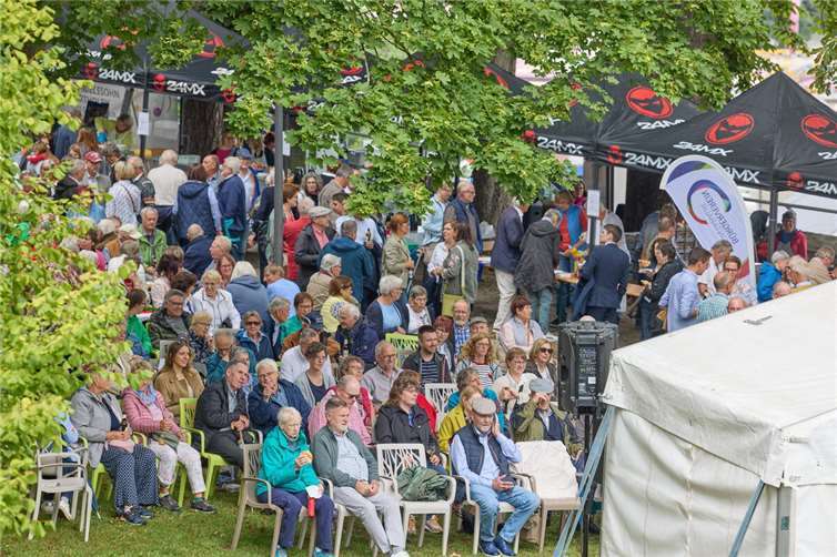 Besucherinnen und Besucher feiern gemeinsam ein Fest der Gemeinschaft im Gebück.  Foto: Olaf Nitz