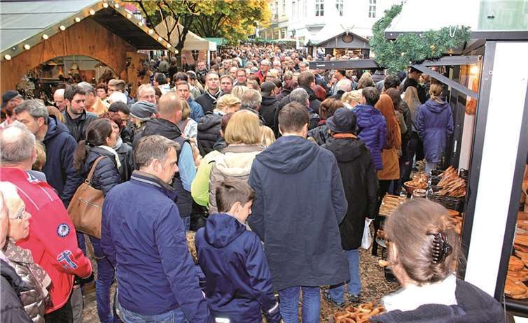 Besuchermassen drängten sich am Marktsonntag im Schneckentempo durch die Innenstadt.DL